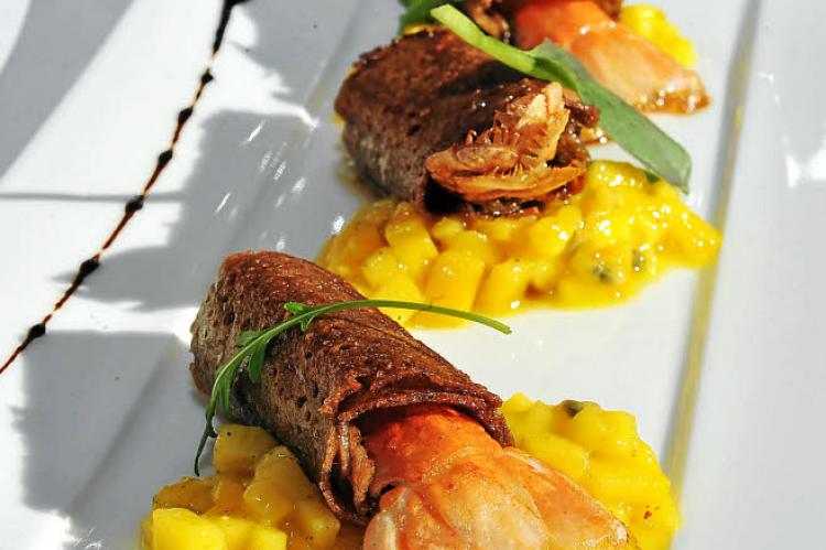 Langoustines au blé noir, salade de mangue et passion © Claude Prigent Langoustines au blé noir, salade de mangue et passion © Claude Prigent