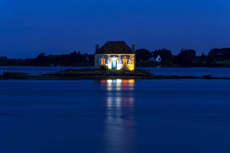 Maison sur la ria d'Etel, payasage insolite de la Bretagne La petite maison bleue de pêcheur au centre de la rivière d'Etel