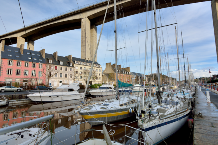 Port du Légué à Saint-Brieuc Vue sur le port du Légué, plusieurs grand bateaux à voilier sur l'eau