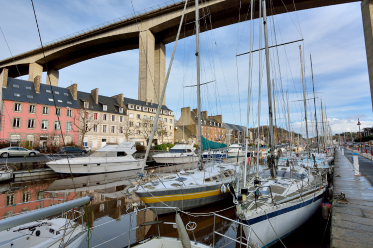 Vue sur le port du Légué, plusieurs grand bateaux à voilier sur l'eau