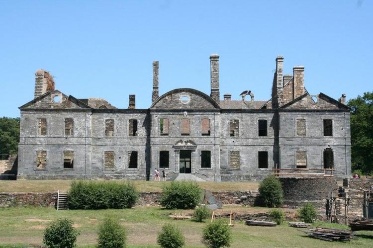L'abbaye de Bon-Repos, vue de face en plein jour. L'abbaye de Bon-Repos, vue de face en plein jour. Le monument du 18e siècle est délabré