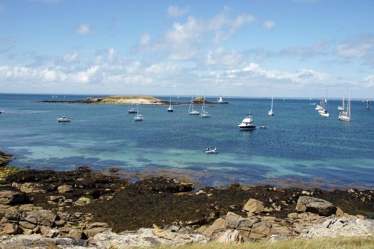 Vue sur l'archipel Glénan où les bateaux mouillent 