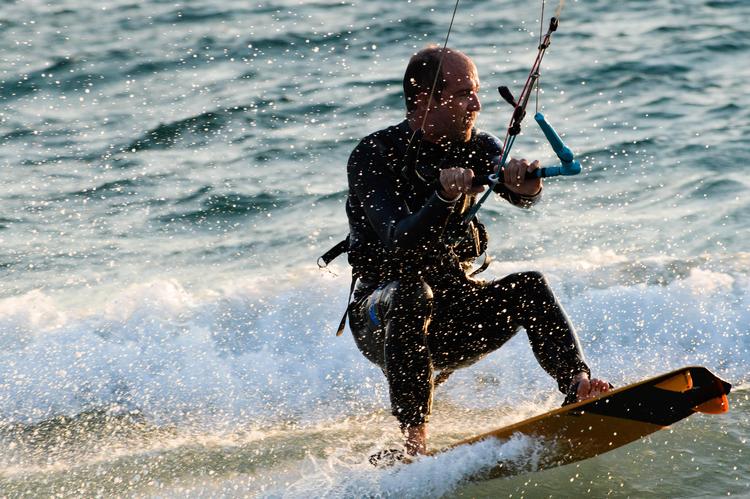 Homme sur kitesurf Homme faisant du kitesurf sur la mer