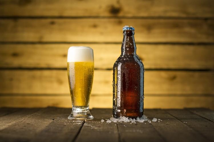Quelle biere bretonne déguster ? Une biere bretonne servie dans un verre avec à côté une bouteille de bière bretonne