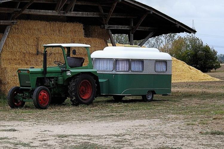 Camping à la ferme en Bretagne Tracteur tirant une caravane dans une ferme en Bretagne