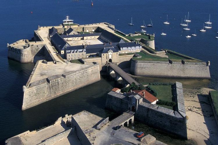 A l'assaut de l'imprenable citadelle de Port-Louis 