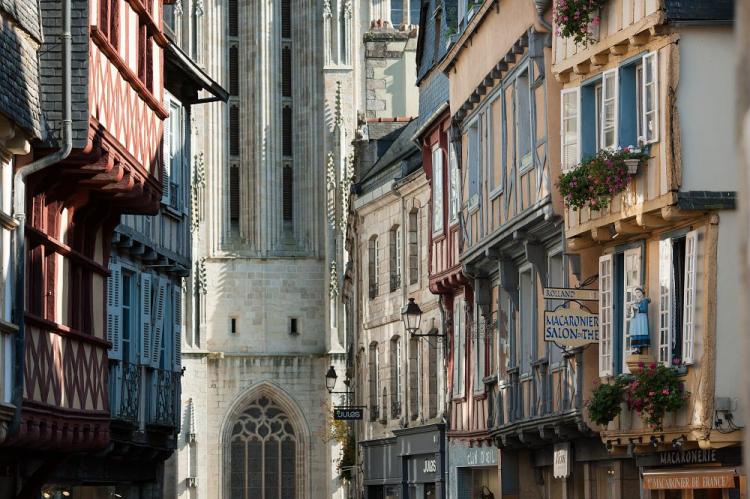 Quimper, rue Kéréon et cathédrale Saint-Corentin, classé Monuments Historiques.
