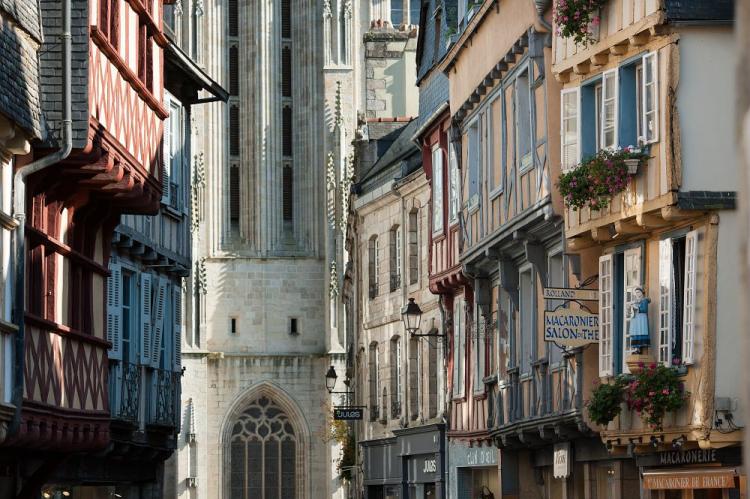 Cathédrale Saint-Corentin, classé Monuments Historiques Quimper, rue Kéréon et cathédrale Saint-Corentin, classé Monuments Historiques.