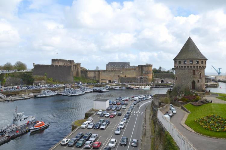 La tour Tanguy et le port militaire de Brest avec ses bateaux de guerre. Son château médiéval abrite le musée national de la Marine.