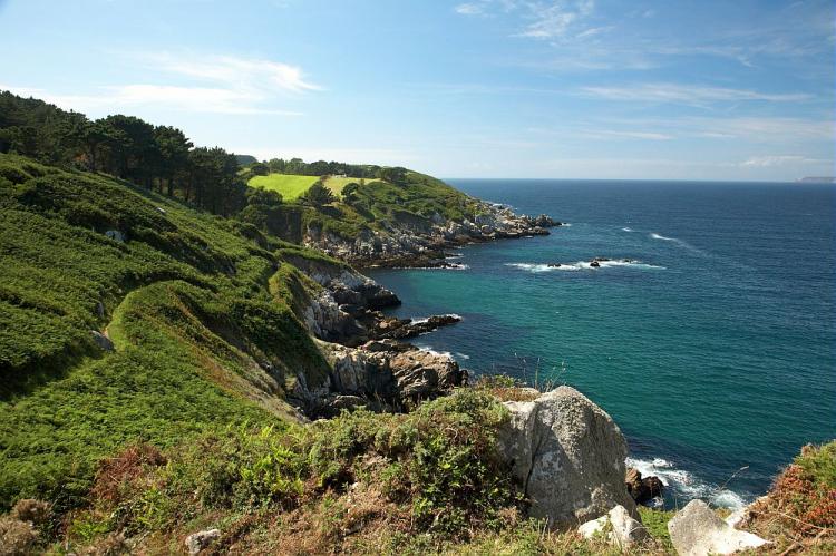 Sentier côtier vue sur la baie de Douarnenez au Cap Sizun, Ouest Cornouaille