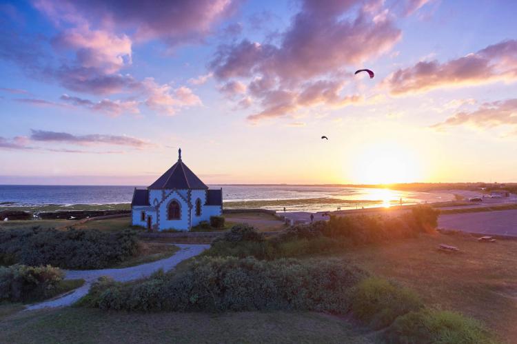 Coucher du soleil sur la Presqu'ile de Rhuys, chapelle de Penven Coucher du soleil sur la Presqu'ile de Rhuys, chapelle de Penven