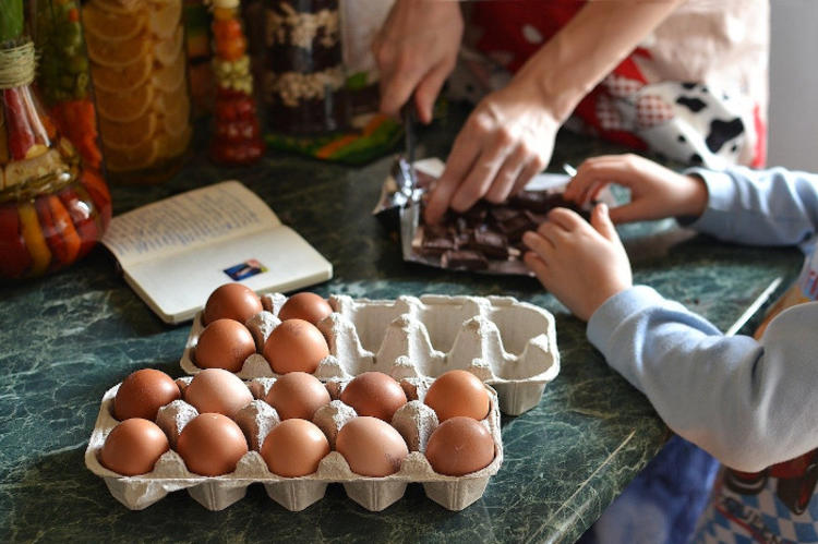 Un enfant cuisine avec sa maman