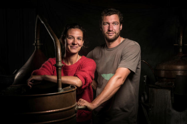 Etienne et Émilie Jacques posent à côté d'un de leurs alambics