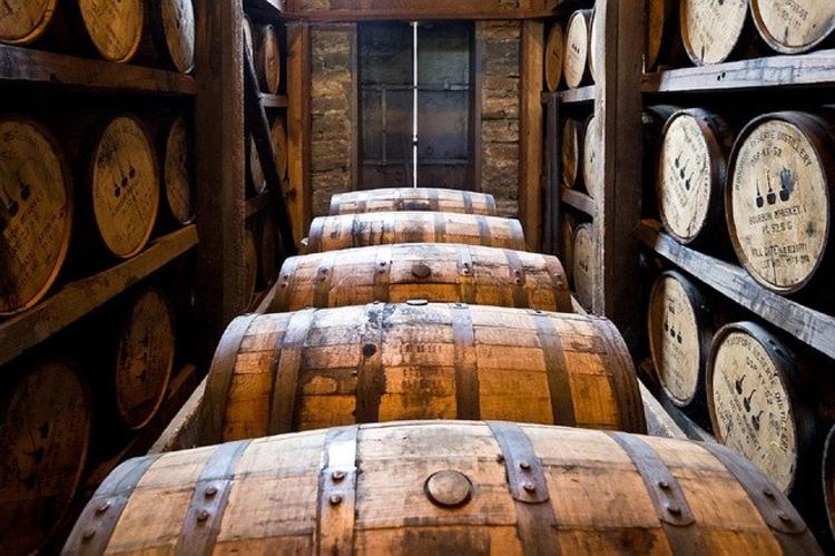 Fût en bois distillant du whisky breton Fût en bois distillant du whisky breton