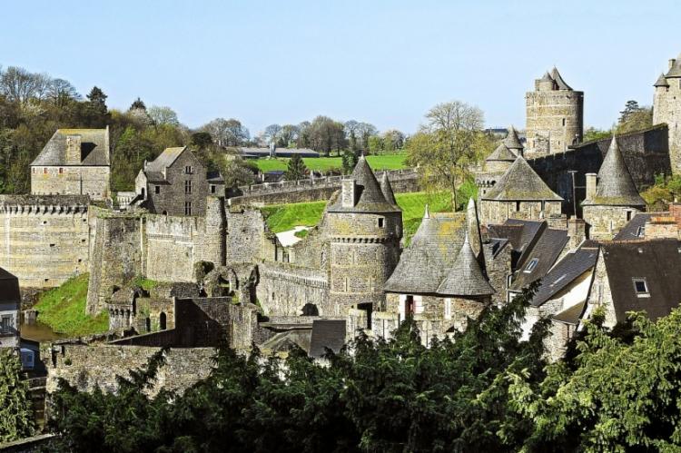 Fougères, en Ille-et-Vilaine, était la forteresse la plus importante du dispositif défensif breton contre le royaume de France Fougères, en Ille-et-Vilaine, était la forteresse la plus importante du dispositif défensif breton contre le royaume de France