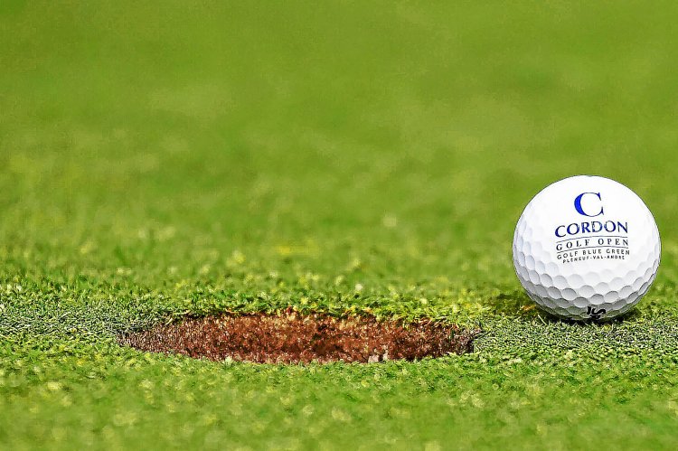 Golf à Rennes. Balle de golf proche du trou