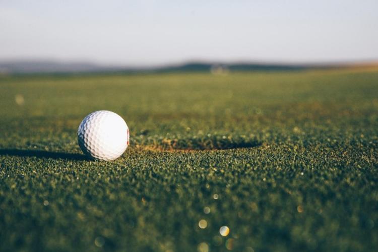 Les endroits où pratiquer du golf à Rennes et dans la région rennaise Golf à Rennes ; Balle de golf proche du trou