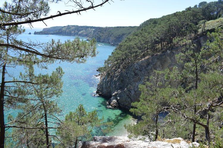 Le GR34 en Bretagne, ici à Crozon dans le Finistère Le GR34 à Crozon, en Bretagne. photo prise en été 2020. Le littoral de la baie de Douarnenez prise depuis une falaise surplombant une crique dans laquelle des kayakiste bronzent.