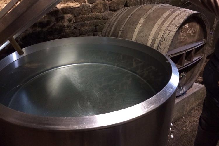 Lambig de la Distillerie du Plessis, au Manoir du Kinkiz (Quimper) Lambig fraîchement distillé avant la mise en fût de chêne - Distillerie du Plessis du Manoir du Kinkis à Quimper, dans le Finistère