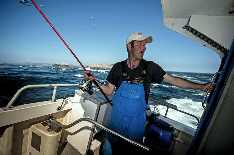 Pêche au bar dans le raz de Sein Un pêcheur à la manœuvre dans le raz de Sein