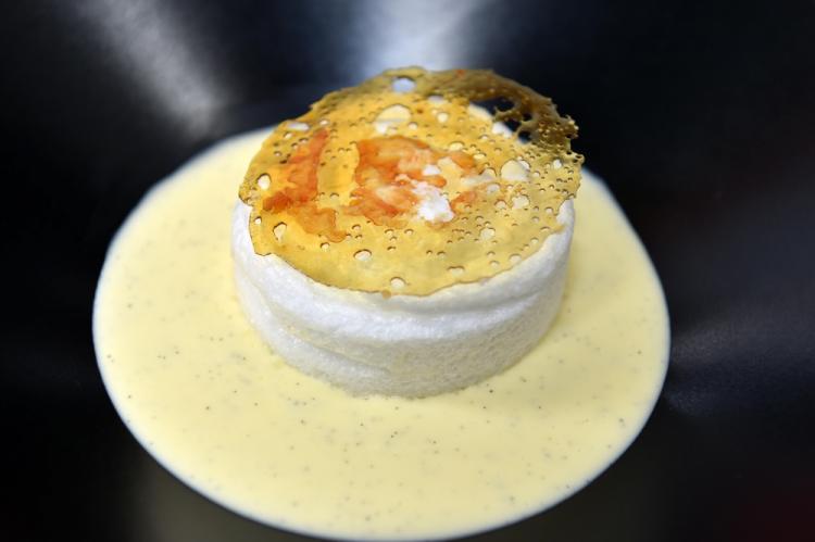 Ile flottante vanille et chocolat de Malika Bergot (photo Claude Prigent) Ile flottante vanille et chocolat de Malika Bergot (photo Claude Prigent)