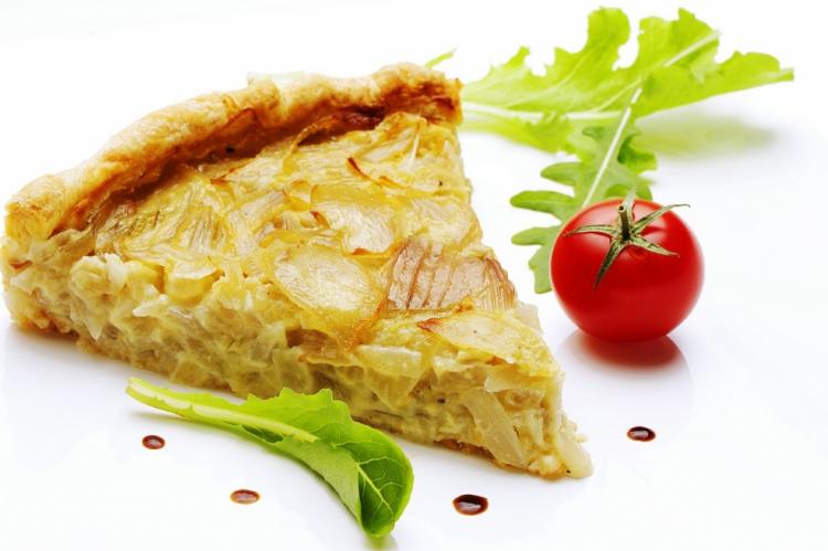 Plat. Tarte aux oignons rosés de Bretagne Plat. Tarte aux oignons rosés de Bretagne