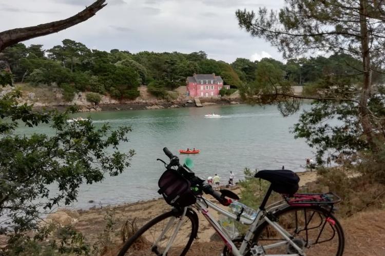 Faire du vtt en Bretagne. Un vélo devant une rivière en pleine nature. 