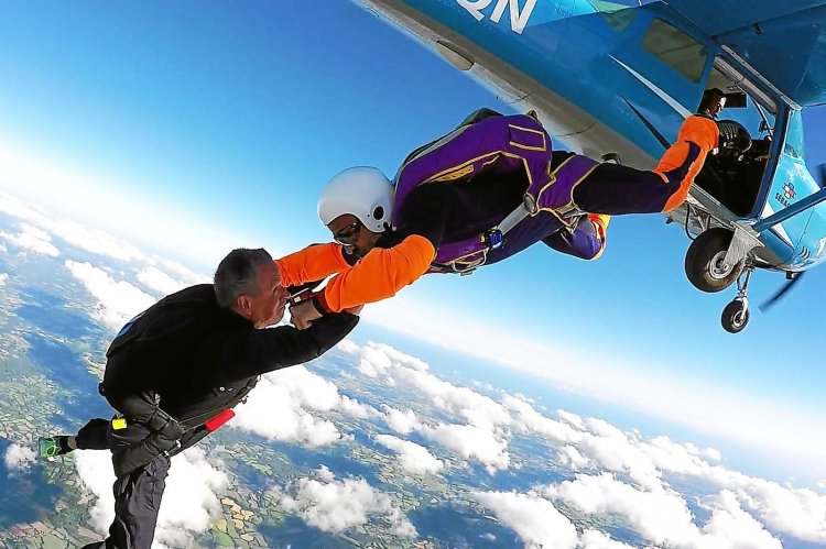 Homme effectuant un saut en parachute en Bretagne en compagnie de son moniteur tandem