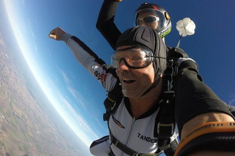 Homme effectuant un saut en parachute en Bretagne en compagnie de son moniteur tandem