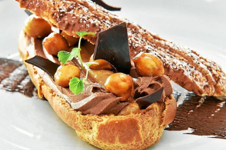 Un éclair chocolat noisettes très gourmand © Claude Prigent Un éclair chocolat noisettes très gourmand © Claude Prigent