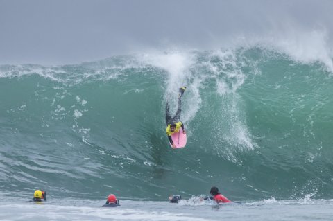 Dans l'enfer liquide de la vague Annaëlle