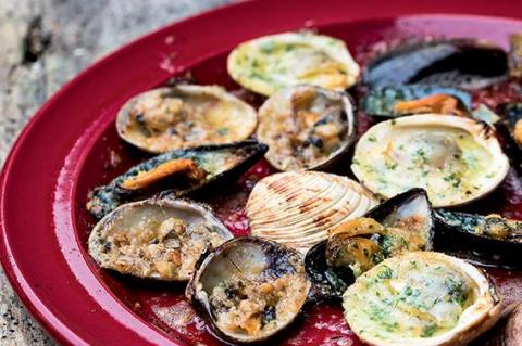 Coquillage de l'estran farcis au beurre d'ail, à la noisette et aux amandes