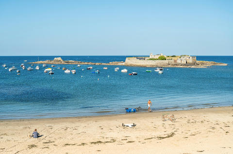 le “fort bloqué” au large d'une plage avec des bateaux au mouillage