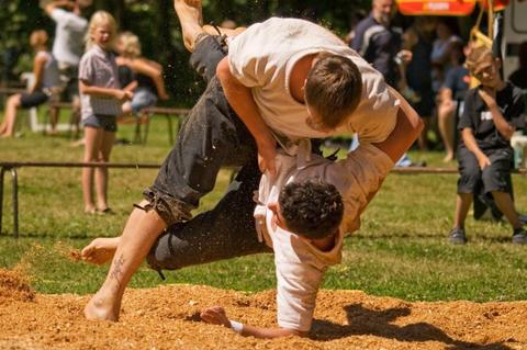Deux jeunes lutteurs breton pratiquant le gouren en tenue traditionnelle