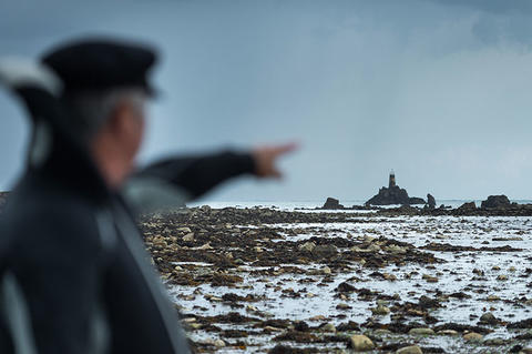 Un pêcheur à pied sur le sillon de Talbert, dans les Côtes-d'Armor