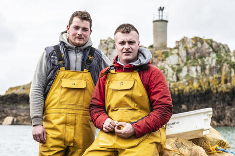 Deux marins-pêcheurs au retour de la pêche à la coquille Saint-Jacques