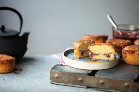 gateau breton à confiture de fraise accompagné de thé pour un agréable goûter