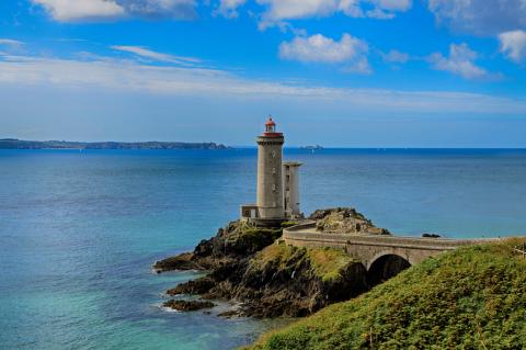 Vue lumineuse sur le phare du Petit Minou