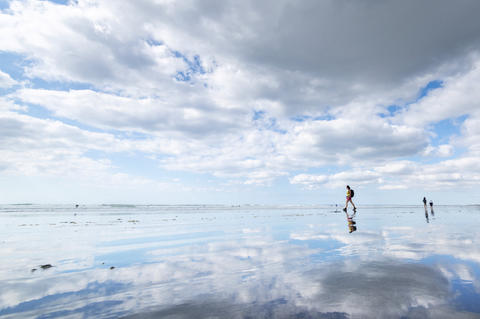 un randonneur marche sur la plage à Ploemeur