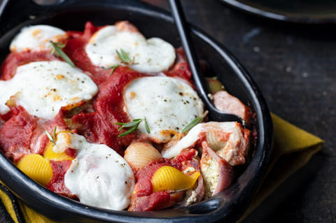 Belle présentation du plat de conchiglie au porc fumé