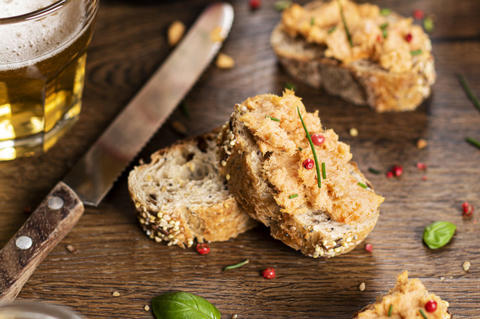 deux rillettes au saumon sur la table accompagnées d'une bouteille de cidre Kerisac