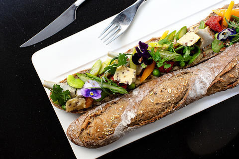 Réalisation de la recette, présentée dans une assiette blanche, accompagnée de couverts