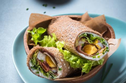 Wraps de galettes de blé Noir au jambon cru, fromage frais & œufs