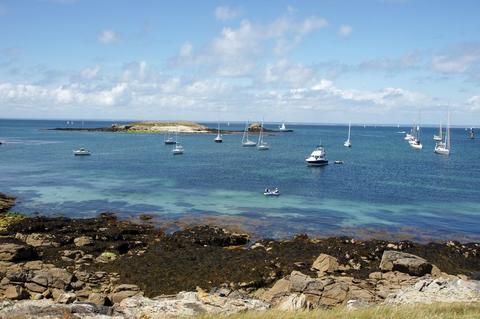 Vue sur l'archipel Glénan où les bateaux mouillent 