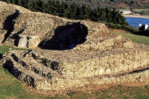 Les cairns sont des tumulus en Bretagne