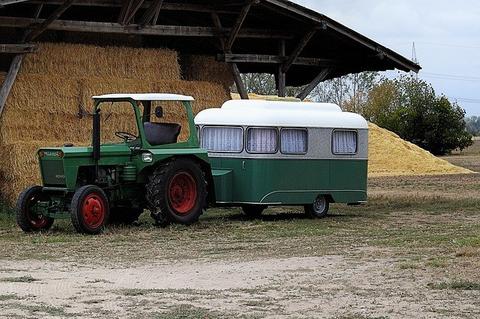 Tracteur tirant une caravane dans une ferme en Bretagne