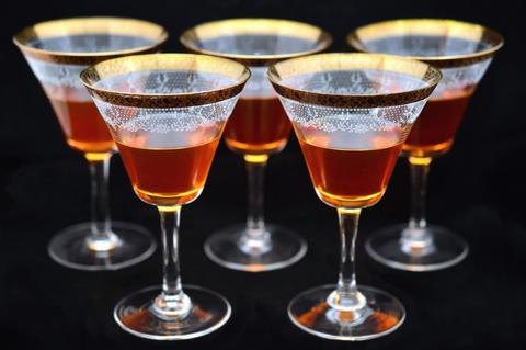 Chouchen breton servi dans cinq verres à chouchen. La couleur ambrée et l'aspect liquoreux est typique de cet alcool breton