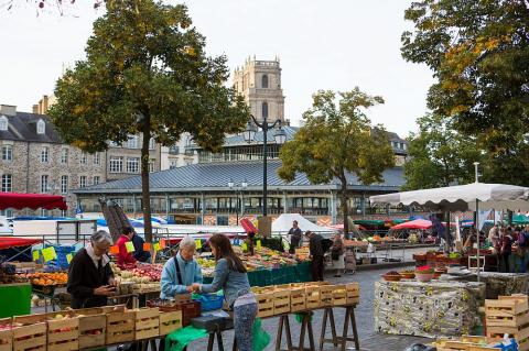 Le Marché des Lices, vue générale du marché, place des lices