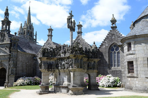 photo de l'enclos paroissiale de Guimiliau, le calvaire, le porche et la sacristie