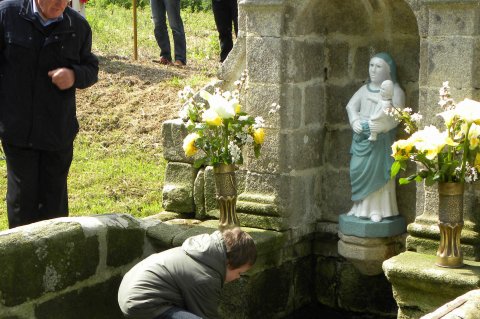 Fontaines miraculeuses en Bretagne